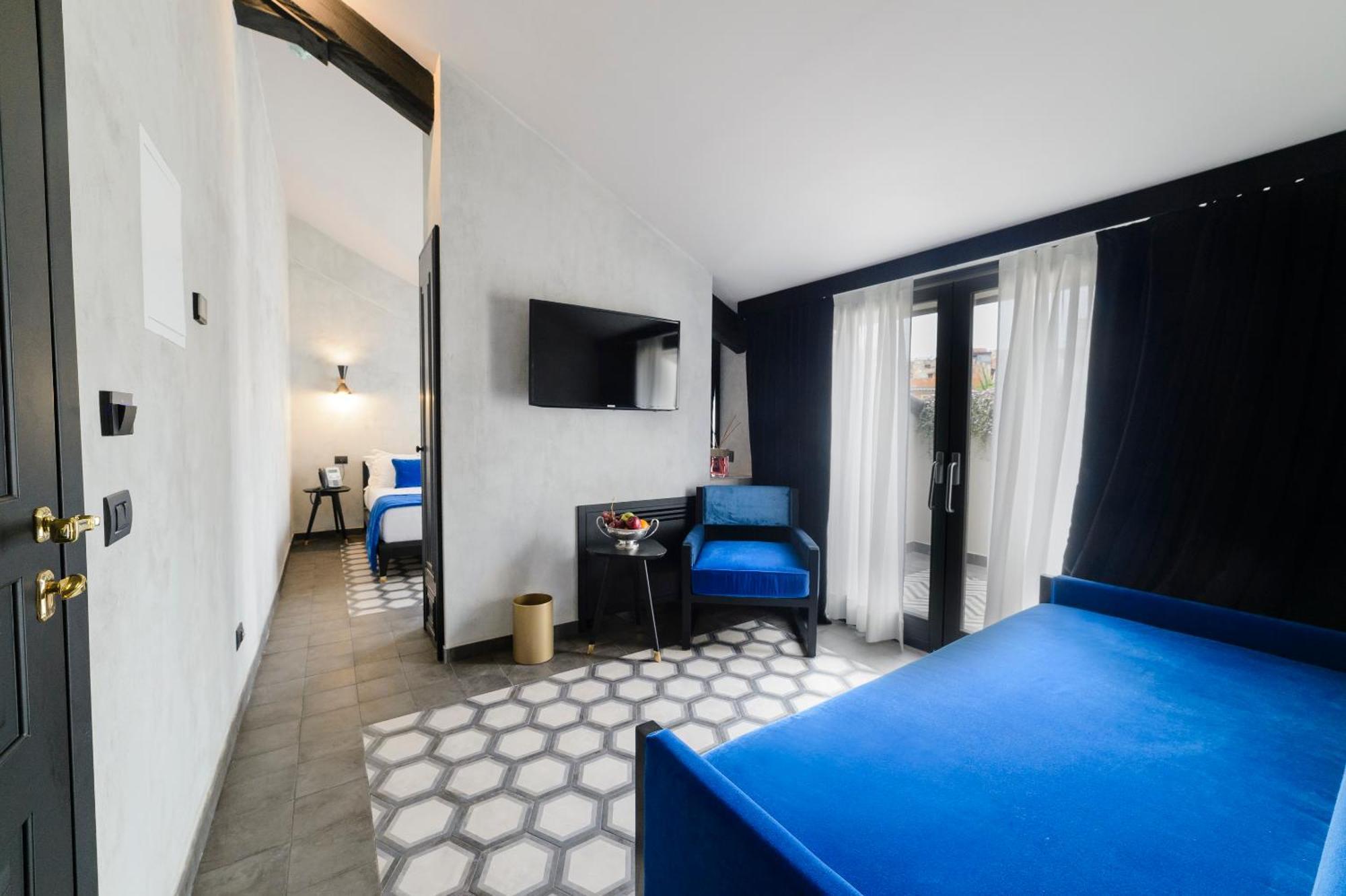 Roma Luxus Hotel Ruang foto A room at the hotel