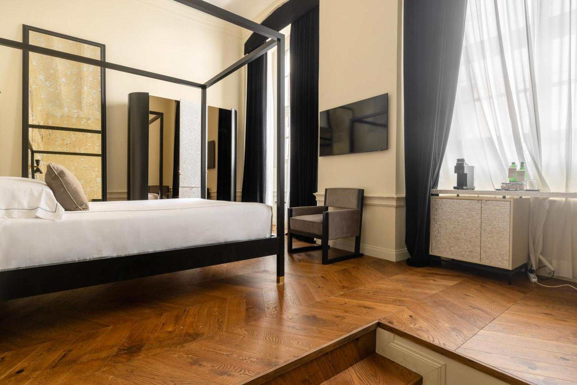 Roma Luxus Hotel Bagian luar foto A room at the hotel