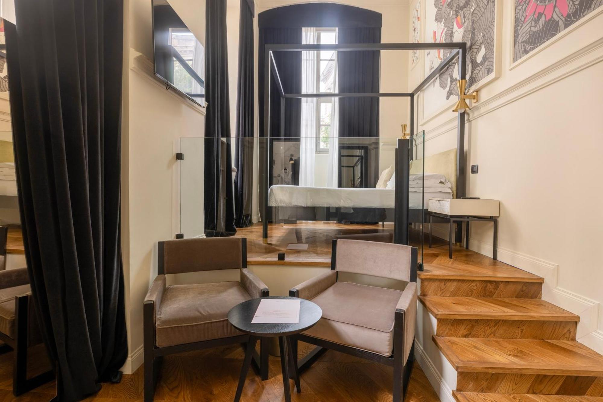 Roma Luxus Hotel Bagian luar foto A suite at the hotel