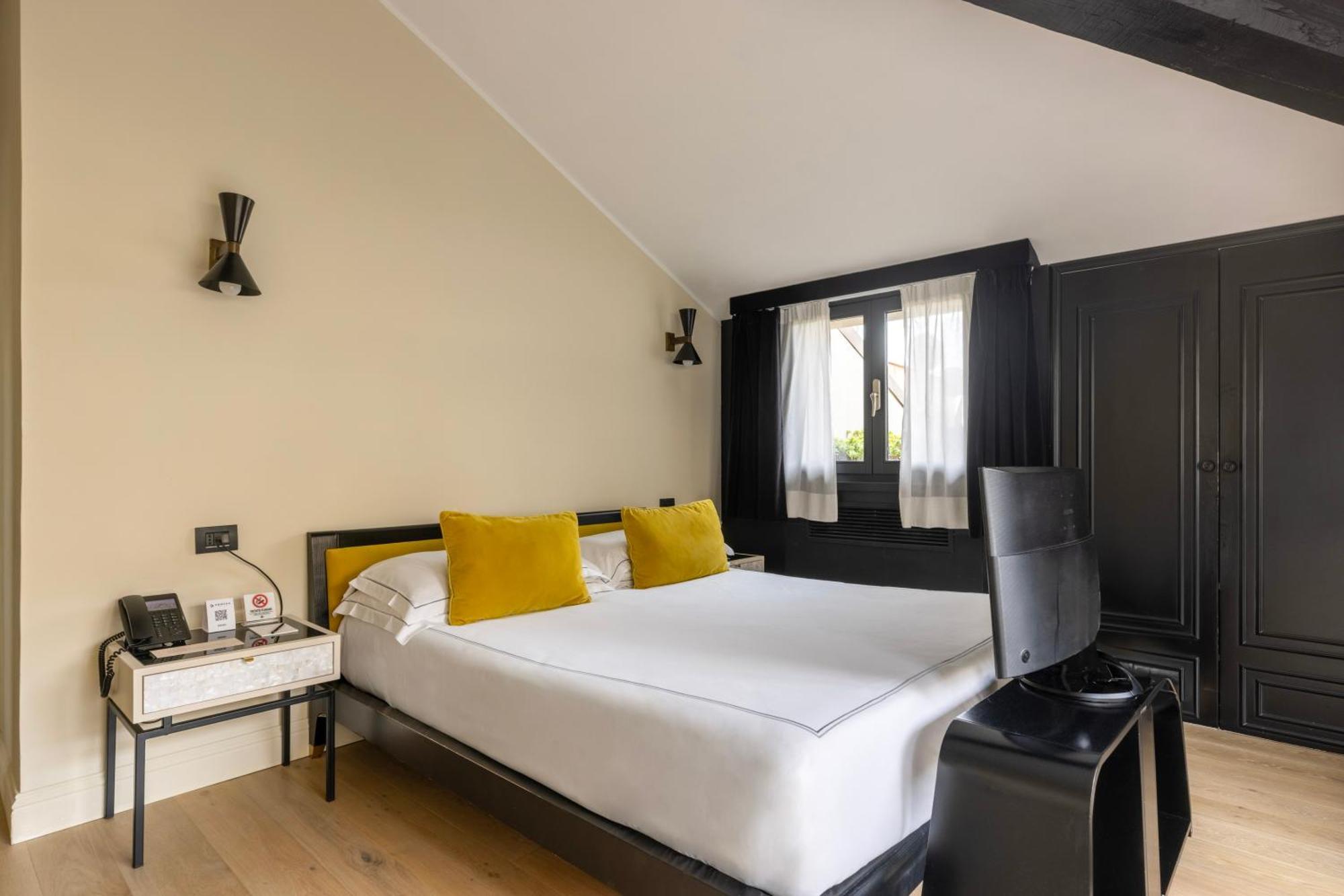Roma Luxus Hotel Bagian luar foto A room at the hotel