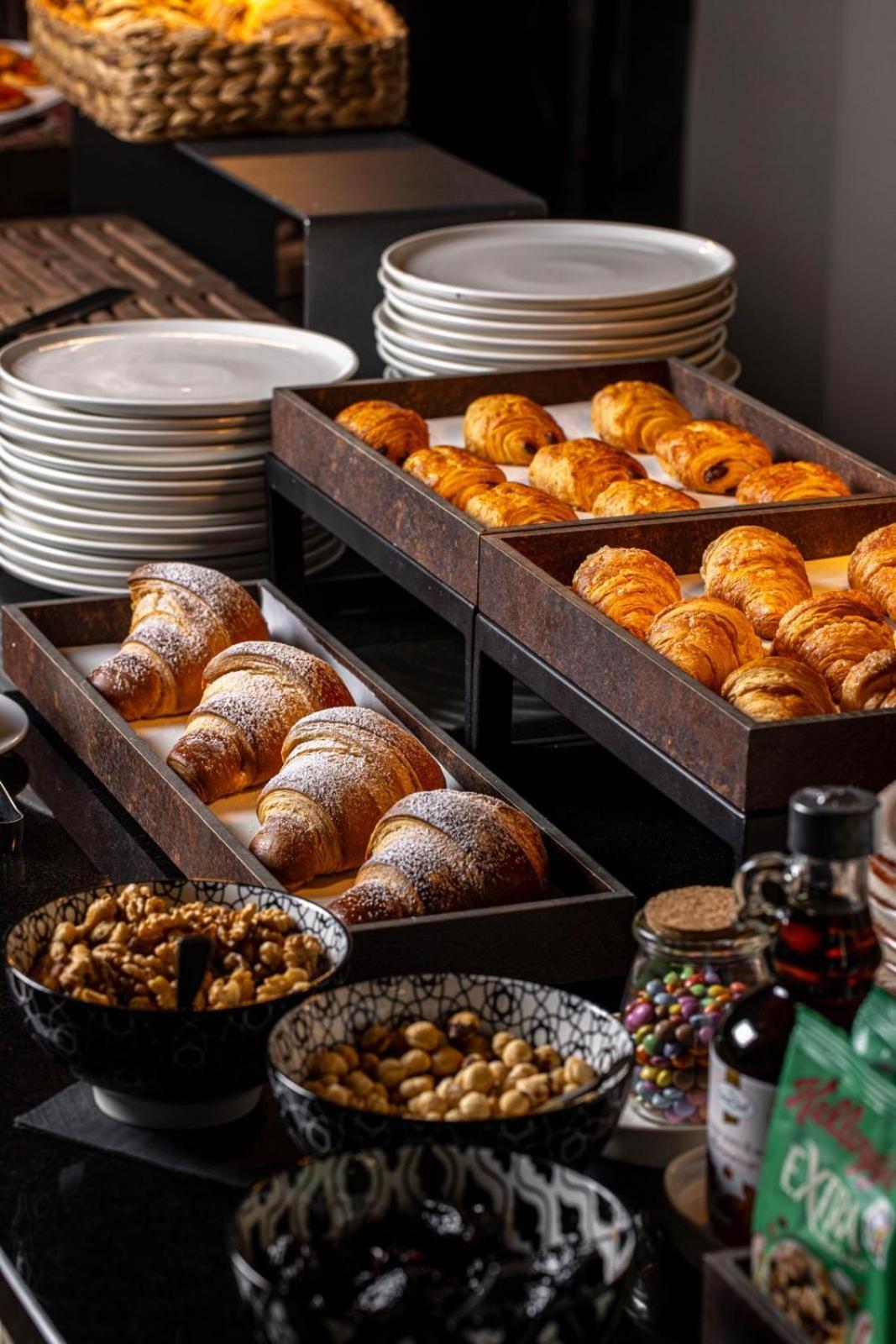 Roma Luxus Hotel Bagian luar foto A selection of pastries