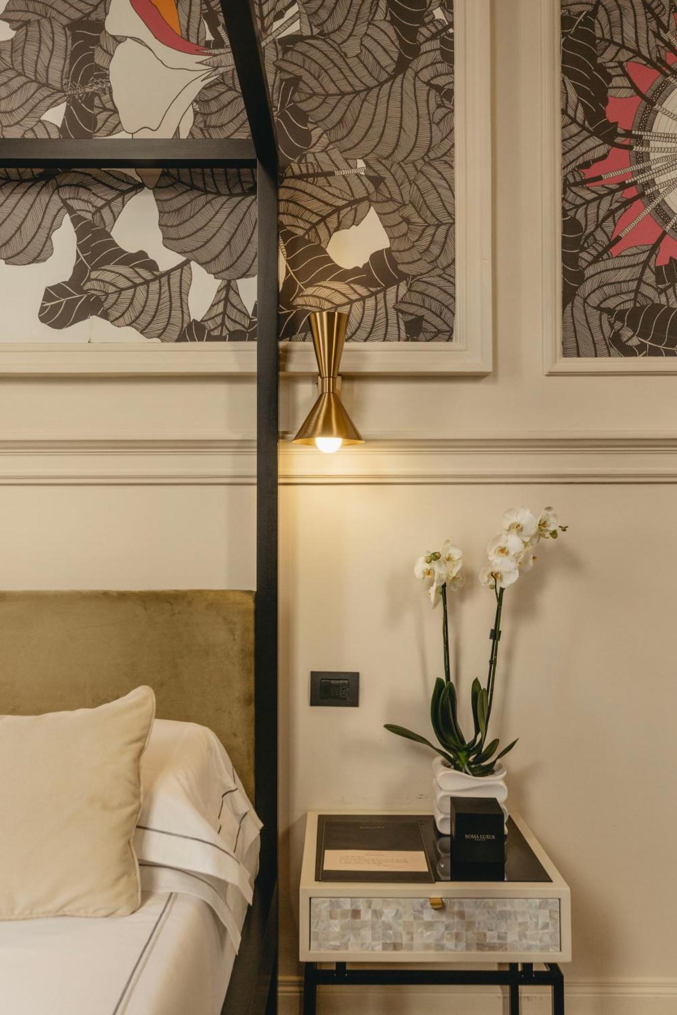 Roma Luxus Hotel Bagian luar foto A wall light